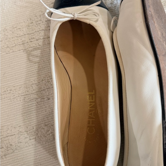 Chanel Women's White and Black Ballet Flats - Picture 6 of 7